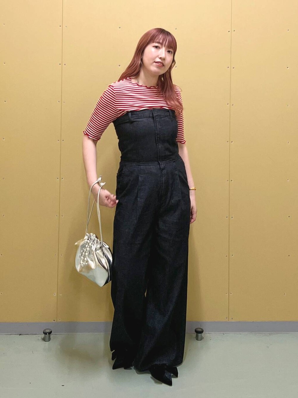 ブラック系のパンプス、シルバー系のショルダーバッグ、レッド系のTシャツ/カットソーを着用したレディースの夏コーディネートの3枚目の写真