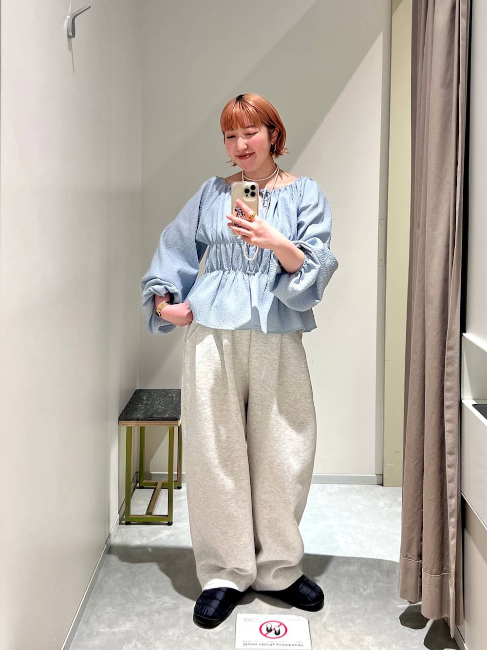 グレー系のスウェットパンツ、ホワイト系のタンクトップ、ブルー系のTシャツ/カットソーを着用したレディースの冬コーディネートの8枚目の写真