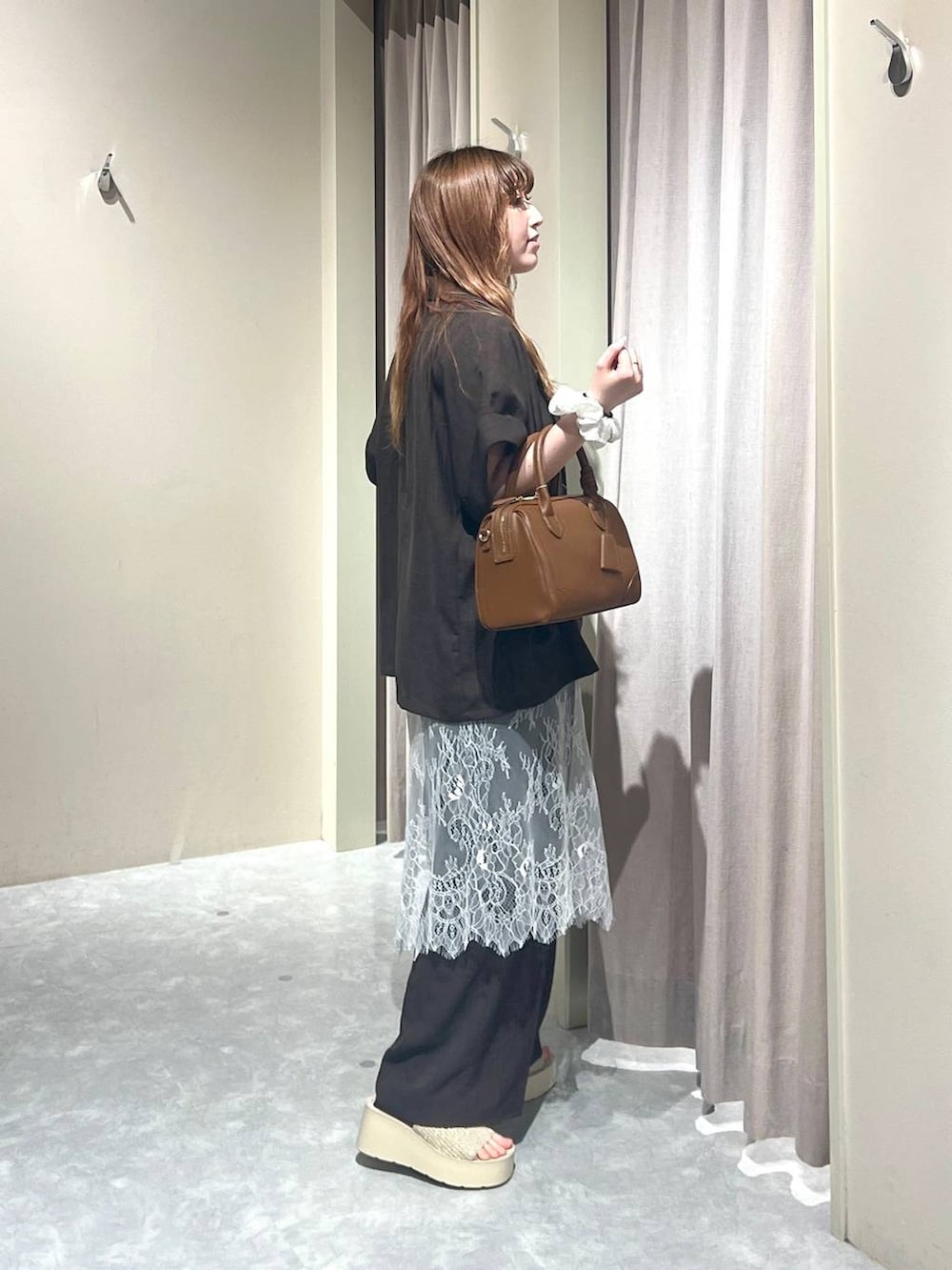 ホワイト系のTシャツ/カットソー、ホワイト系のサンダル、ブラウン系のテーラードジャケットを着用したレディースの秋コーディネートの2枚目の写真