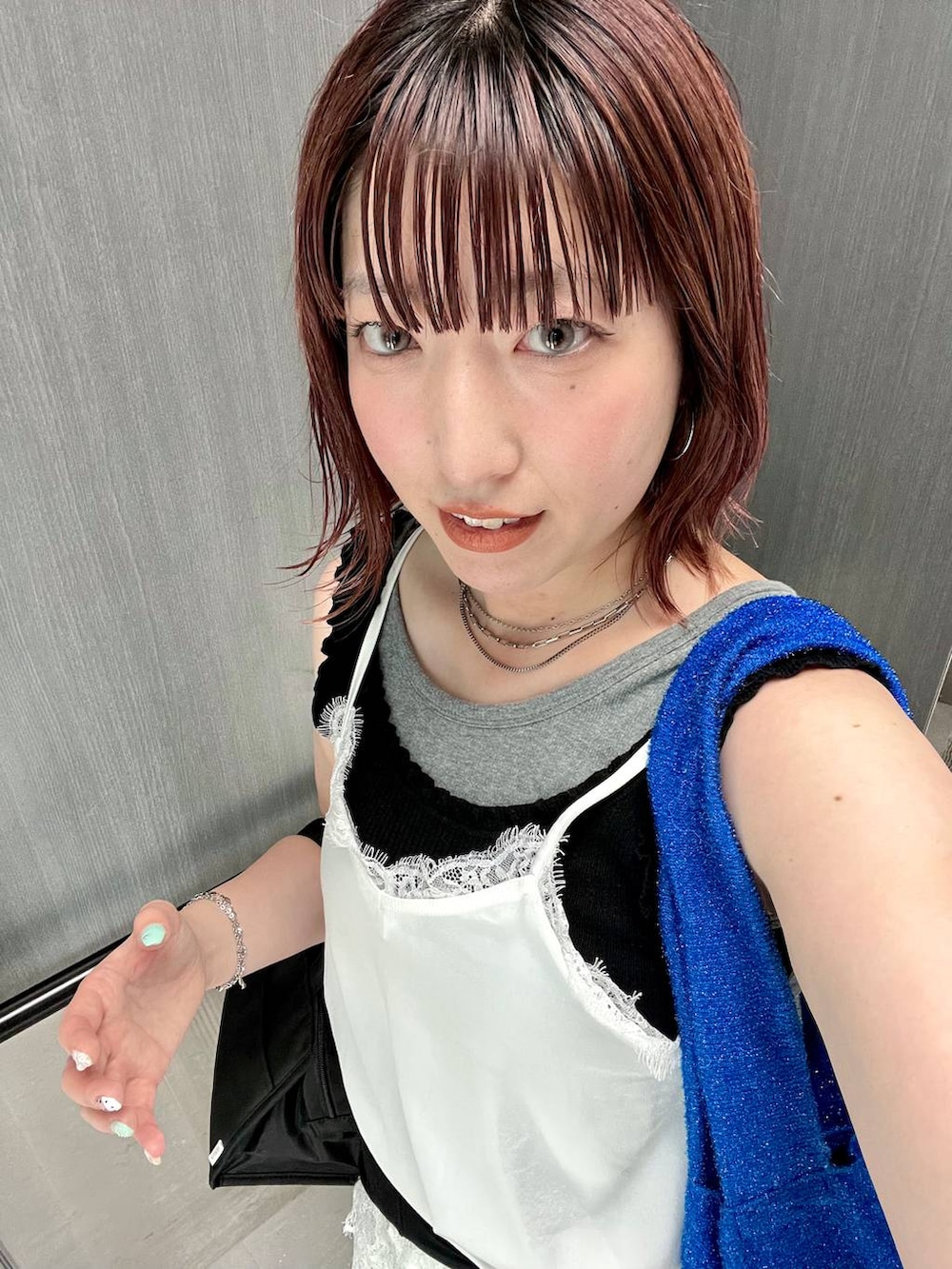 グレー系のタンクトップ、ブラック系のTシャツ/カットソー、ブラック系のタンクトップを着用したレディースの夏コーディネートの3枚目の写真