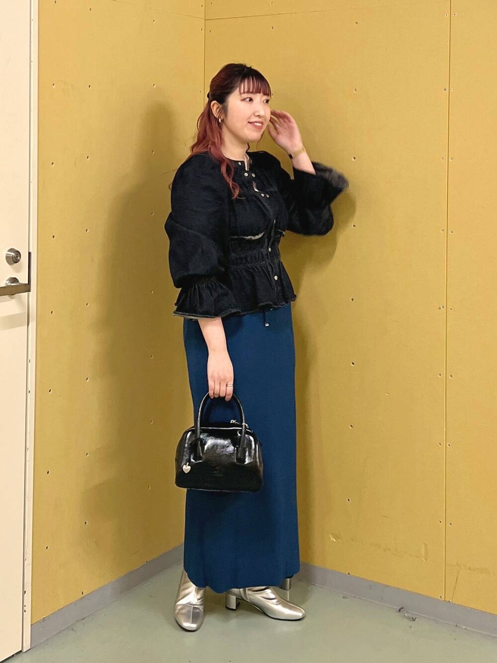 ブルー系のスカート、ブラック系のシャツ/ブラウス、ホワイト系のキャミソールを着用したレディースの秋コーディネートの2枚目の写真