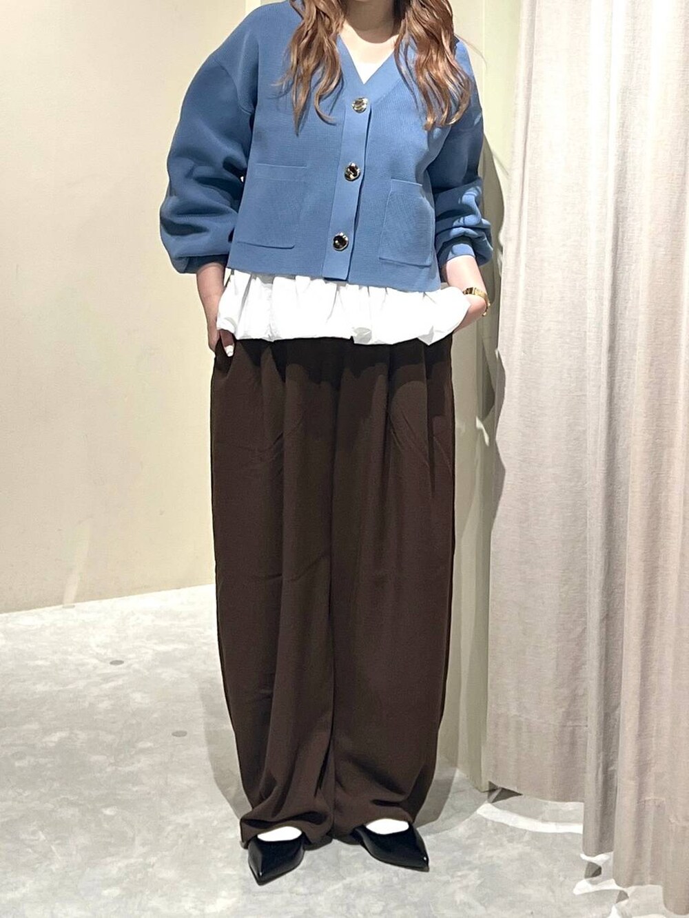ブラウン系のその他パンツ、ブラック系のパンプス、ブルー系のカーディガン/ボレロを着用したレディースの秋コーディネートの3枚目の写真