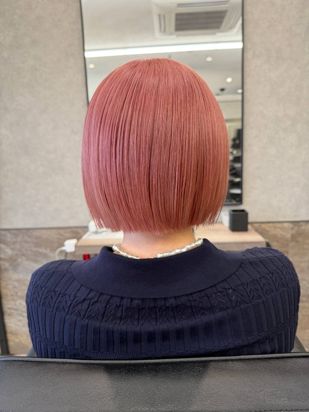 ブラウン系のブルゾン、ブラック系のデニムパンツ、ブラック系のパンプスを着用したレディースの冬コーディネートの4枚目の写真