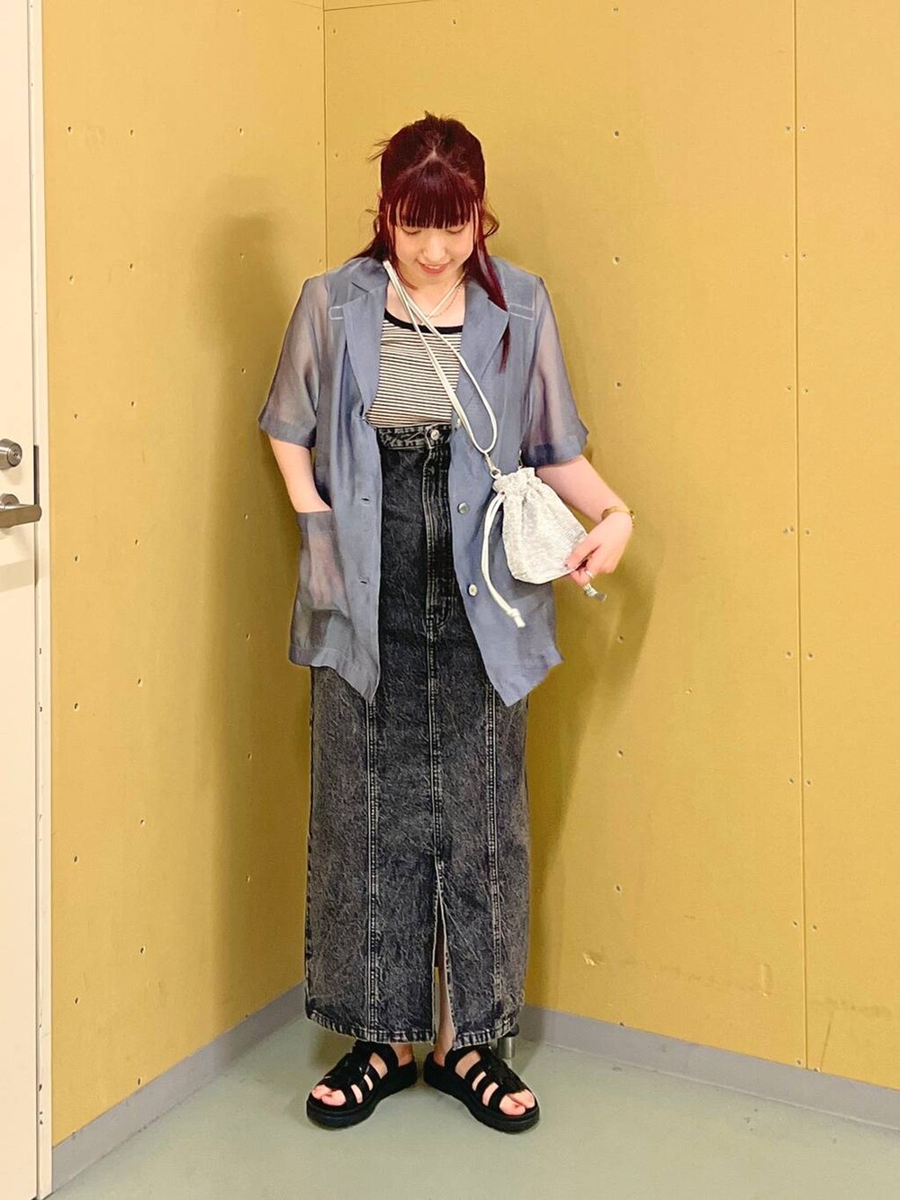 ブラック系のジャンパースカート、ブルー系のシャツ/ブラウス、ブラック系のタンクトップを着用したレディースの夏コーディネートの6枚目の写真