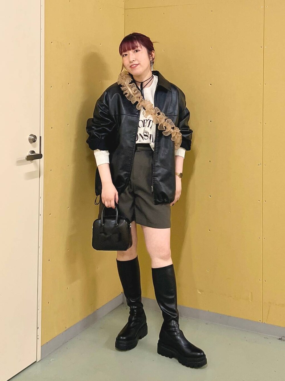 ブラック系のブーツ、グレー系のその他パンツ、ブラック系のブルゾンを着用したレディースの秋コーディネートの6枚目の写真