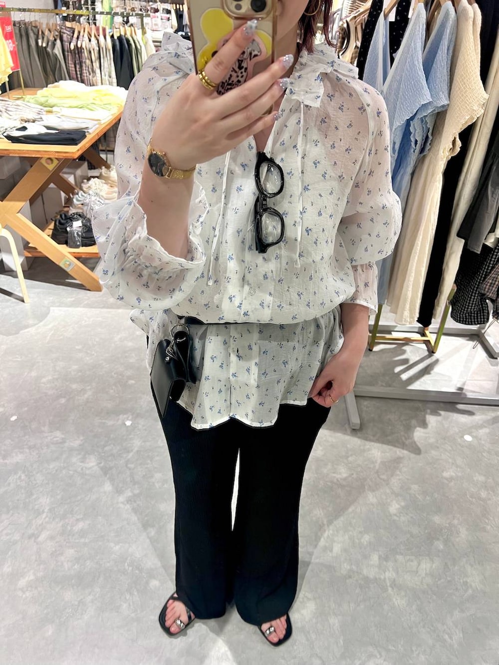 ブラック系のTシャツ/カットソー、その他のシャツ/ブラウス、ブラック系のサンダルを着用したレディースの秋コーディネートの4枚目の写真
