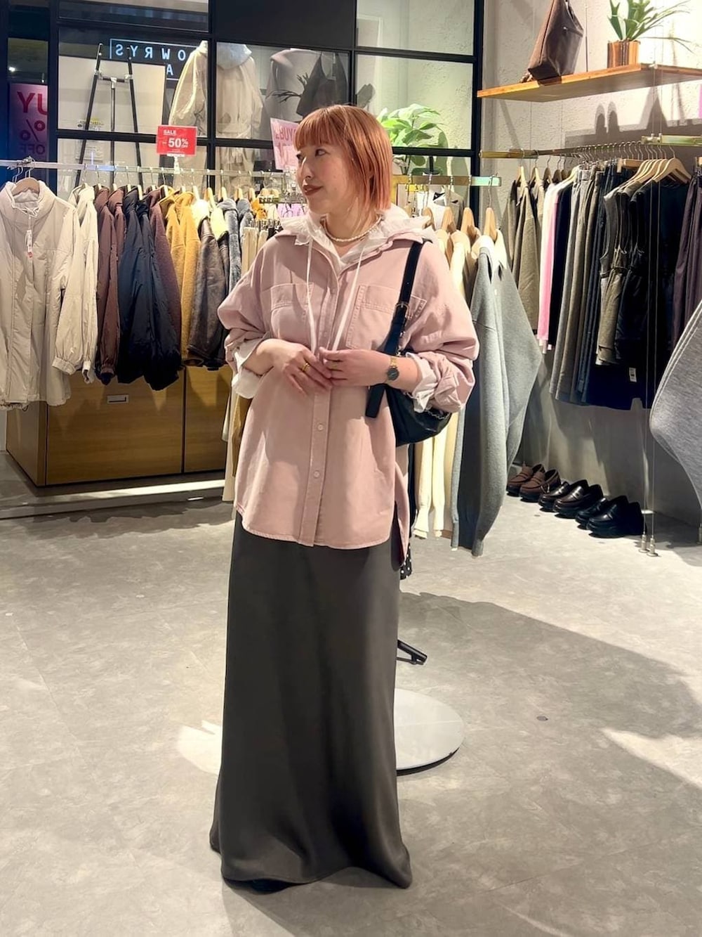 グレー系のスカート、ホワイト系のシャツ/ブラウス、ピンク系のシャツ/ブラウスを着用したレディースの冬コーディネートの4枚目の写真