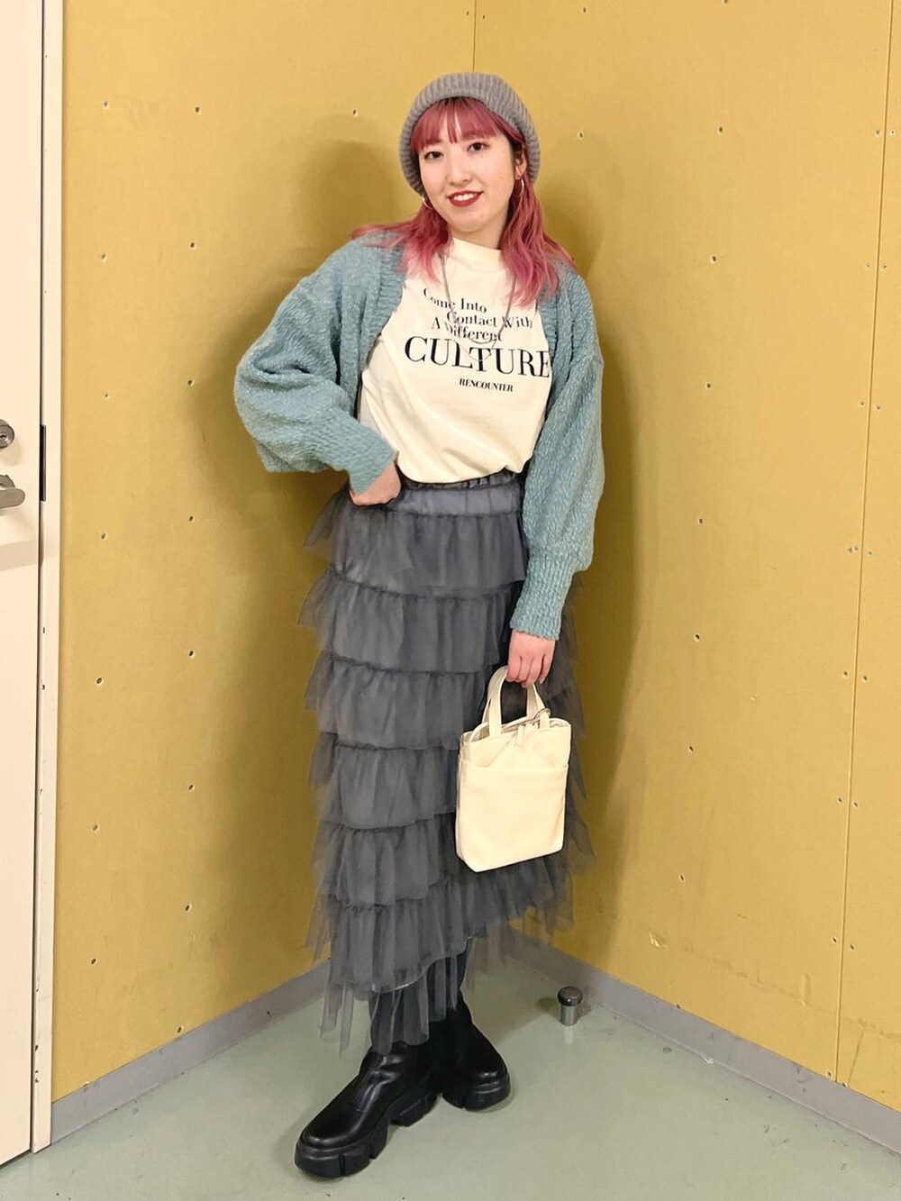 「LOWRYS FARM、ローリーズスタイル_LOWRYS FARM、大人女子カジュアル_LOWRYS FARM、カジュアル、冬コーデ、春コーデ、旅行、デート/ロマンティック、カーディガン、ゆったり、スカート、ロンT、ブーツ、軽量、バッグ」｜「LOWRYS FARMのマルチＷＡＹブークレボレロ　105093（ニット/セーター、グリーン系）」を使った、kanamiさん（レディース・159cm）の冬コーディネートの5枚目の写真