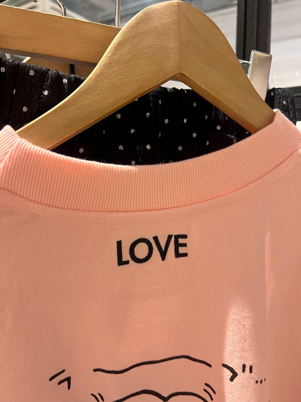 ブラック系のスカート、ピンク系のTシャツ/カットソー、ブラック系のシュシュを着用したレディースの冬コーディネートの8枚目の写真