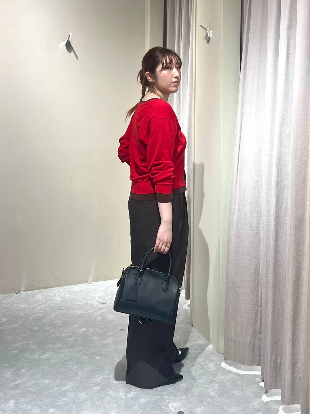 ブラウン系のその他パンツ、ブラック系のショルダーバッグ、ブラック系のパンプスを着用したレディースの秋コーディネートの2枚目の写真