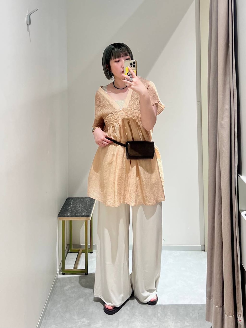 ゴールド系のタンクトップ、ブラウン系のシャツ/ブラウス、ホワイト系のその他パンツを着用したレディースの春コーディネートの3枚目の写真