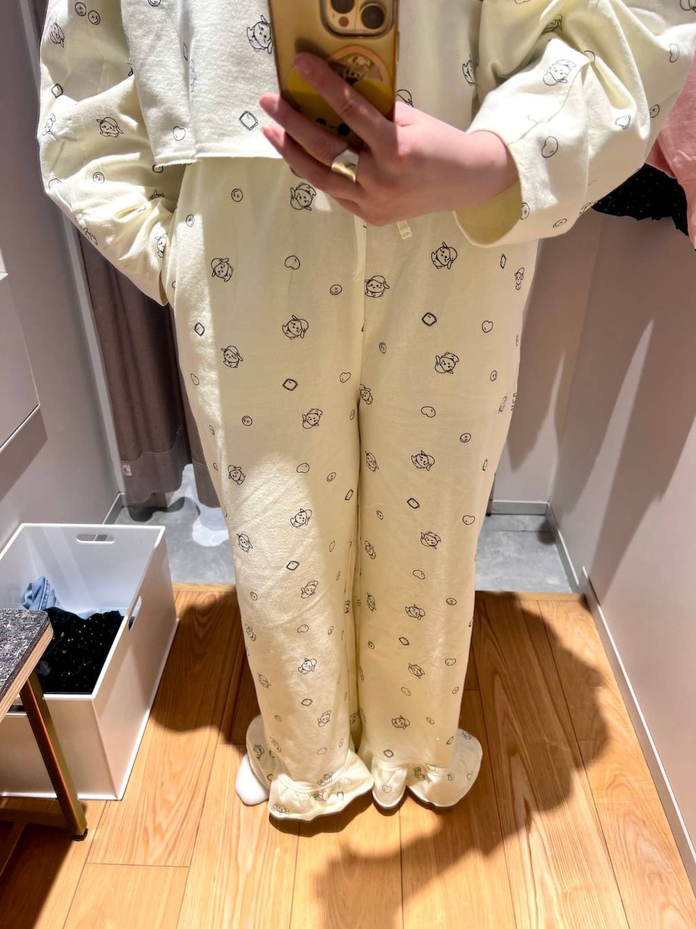 ベージュ系のルームウェア/パジャマを着用したレディースの冬コーディネートの2枚目の写真