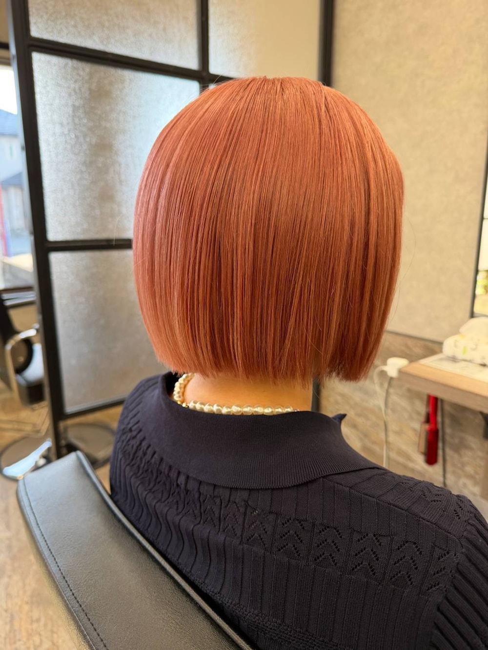 ブラウン系のブルゾン、ブラック系のデニムパンツ、ブラック系のパンプスを着用したレディースの冬コーディネートの3枚目の写真