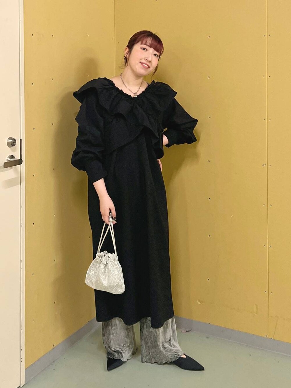 ブラック系のパンプス、ブルー系のTシャツ/カットソー、シルバー系のショルダーバッグを着用したレディースの秋コーディネートの5枚目の写真