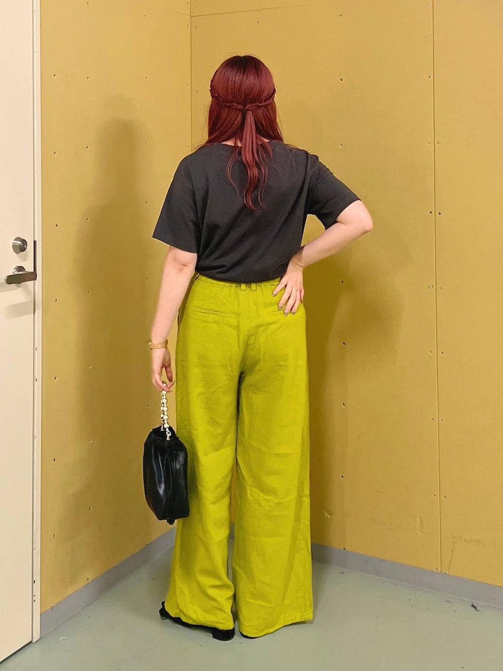 ブラック系のパンプス、ブラック系のショルダーバッグ、グレー系のTシャツ/カットソーを着用したレディースの夏コーディネートの3枚目の写真