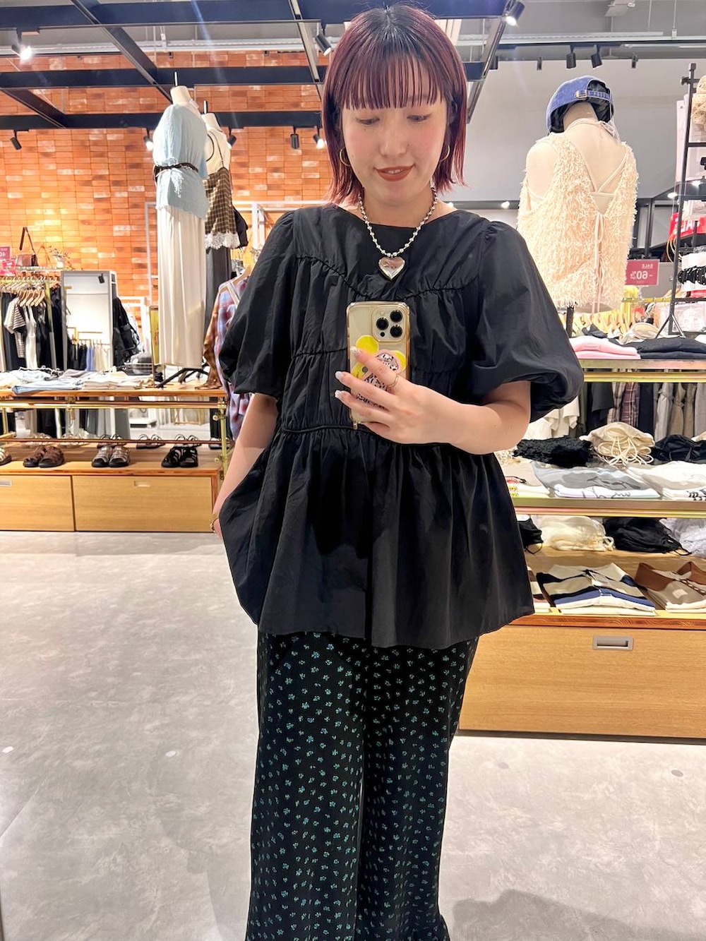 ブラック系のその他パンツ、ブラック系のシャツ/ブラウス、ブラック系のサンダルを着用したレディースの夏コーディネートの5枚目の写真