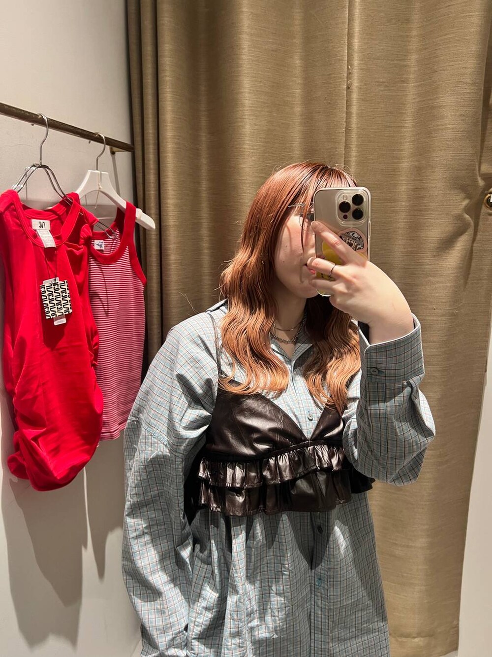 ブルー系のシャツ/ブラウスを着用したレディースの春コーディネートの2枚目の写真