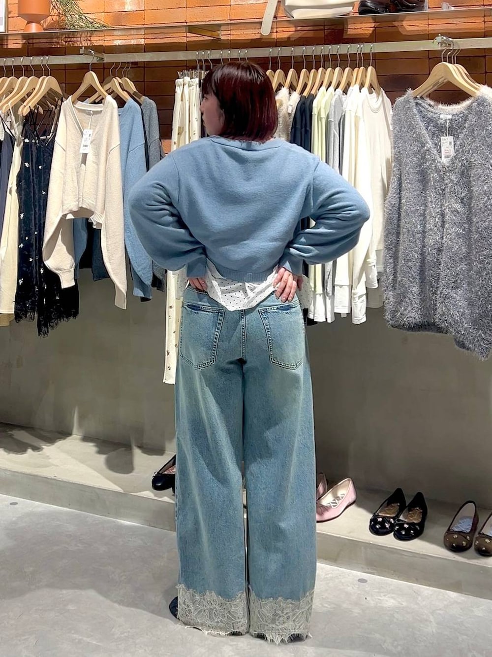 ブルー系のカーディガン/ボレロ、ブラック系のローファー、ホワイト系のTシャツ/カットソーを着用したレディースの秋コーディネートの3枚目の写真