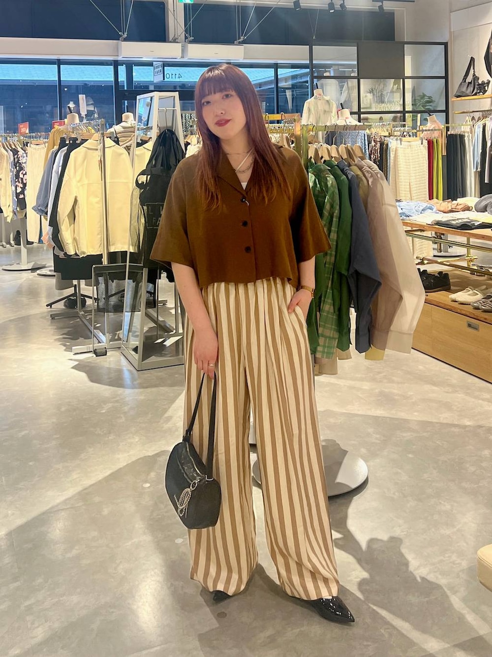 「体型カバー、メンズライク、差し色コーデ、LOWRYS FARM、ローリーズスタイル_LOWRYS FARM、大人女子カジュアル_LOWRYS FARM、大人カジュアル、夏コーデ、カジュアルコーデ、秋コーデ、旅行、デートコーデ、おでかけ、ワントーン、シャツ」|「LOWRYS FARMのノルマンディショートシャツ 248288(シャツ/ブラウス、ブラウン系)」を使った、kanamiさん(レディース・159cm)の夏コーディネートの3枚目の写真