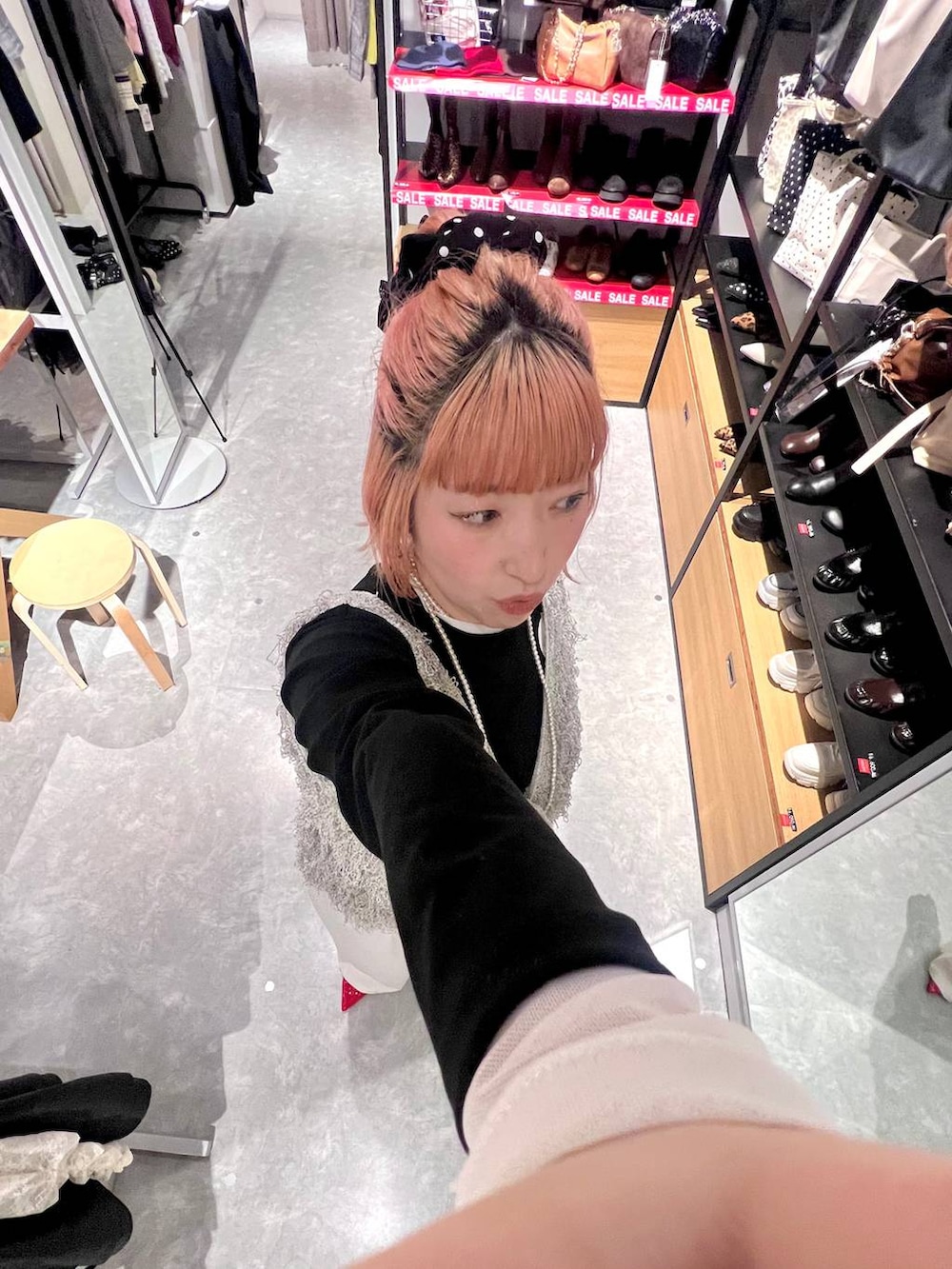 ホワイト系のその他パンツ、レッド系のパンプス、グレー系のベストを着用したレディースの春コーディネートの7枚目の写真