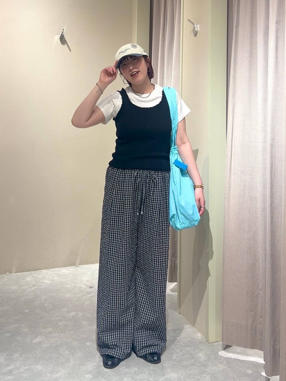 ホワイト系のTシャツ/カットソー、ブラック系のローファー、ブラック系のタンクトップを着用したレディースの夏コーディネートの9枚目の写真