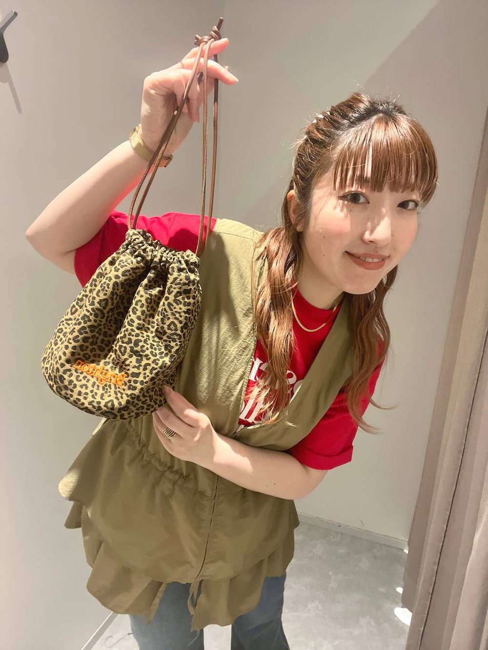 レッド系のTシャツ/カットソー、その他のショルダーバッグ、ブルー系のデニムパンツを着用したレディースの夏コーディネートの5枚目の写真