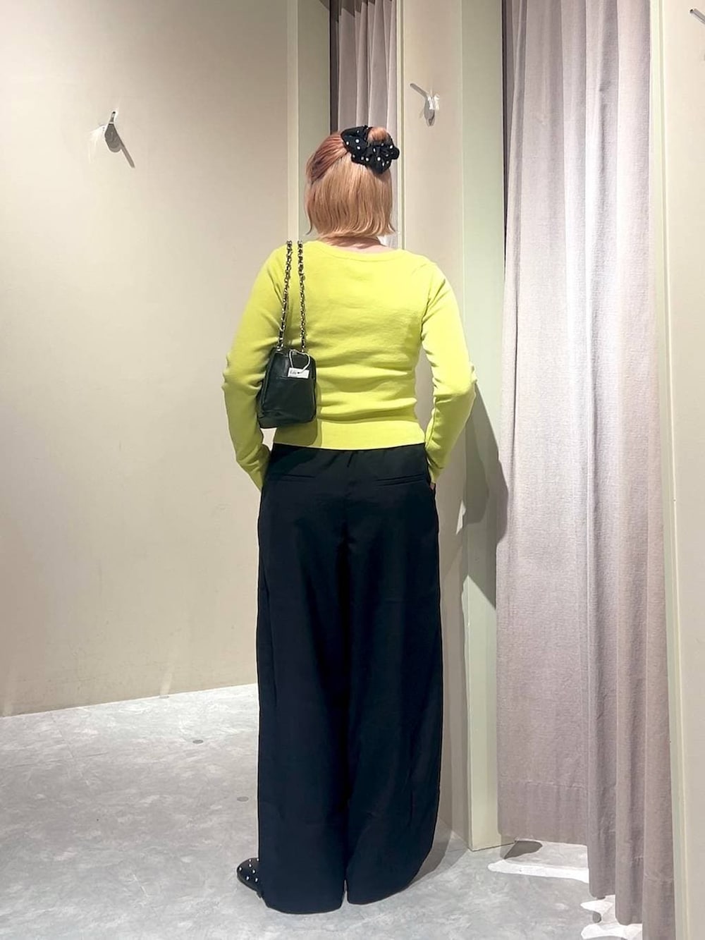 ブラック系のその他パンツ、ブラック系のショルダーバッグ、ブラック系のドレスシューズを着用したレディースの春コーディネートの3枚目の写真