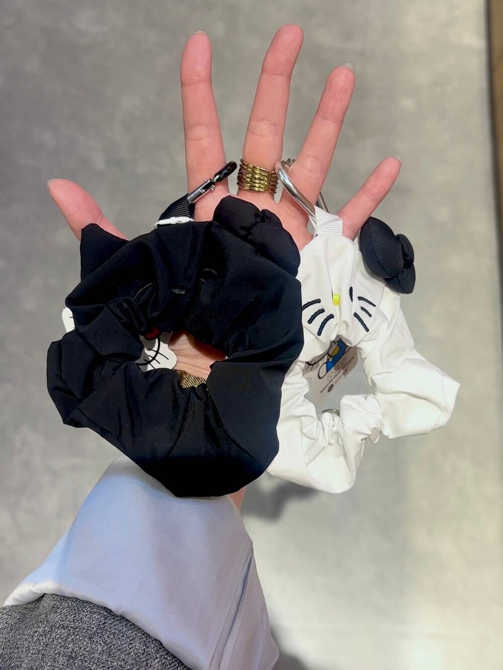 レッド系のその他雑貨を着用したレディースの冬コーディネートの2枚目の写真