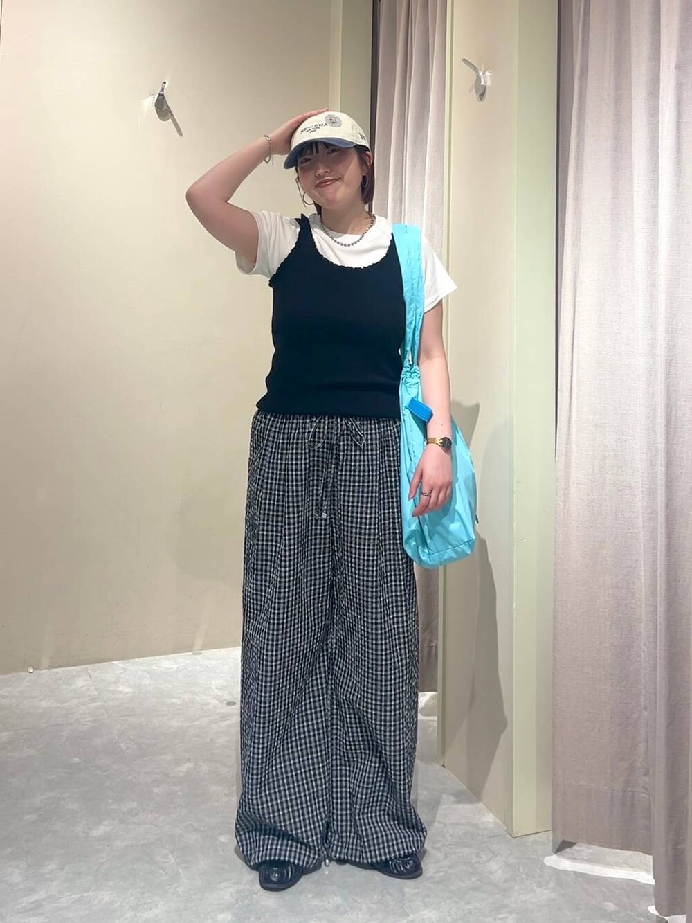 ホワイト系のTシャツ/カットソー、ブラック系のローファー、ブラック系のタンクトップを着用したレディースの夏コーディネートの5枚目の写真