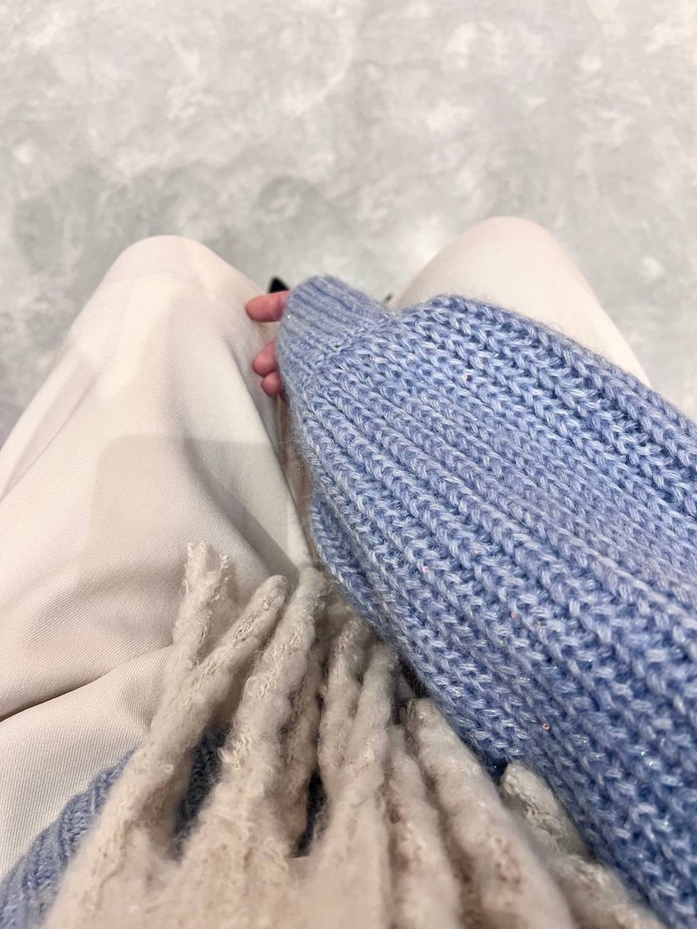 ホワイト系のその他パンツ、ブラック系のパンプス、ブラウン系のボストンバッグを着用したレディースの冬コーディネートの3枚目の写真