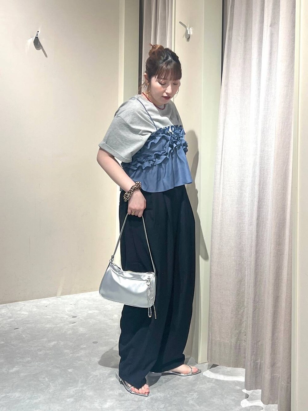 ブルー系のキャミソール、シルバー系のトートバッグ、シルバー系のサンダルを着用したレディースの春コーディネートの2枚目の写真