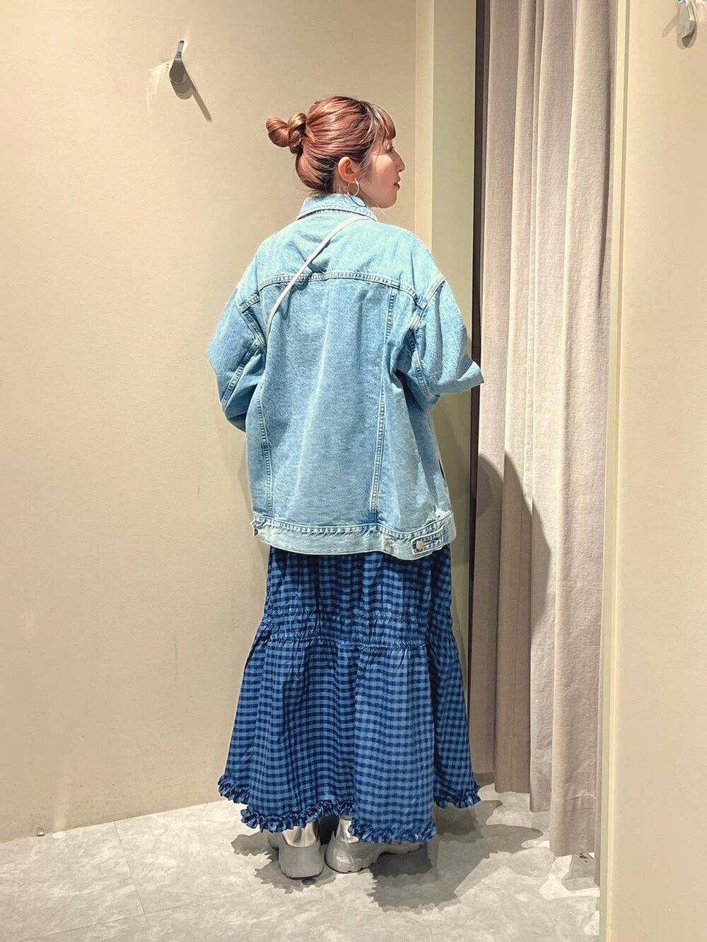 「体型カバー、メンズライク、差し色コーデ、LOWRYS FARM、ローリーズスタイル_LOWRYS FARM、大人女子カジュアル_LOWRYS FARM、大人カジュアル、カジュアルコーデ、春コーデ、春アウター、ジャケット、デニムジャケット、オーバーサイズ、スカート、軽量」｜「LOWRYS FARMのＣＯＮＥ／ＢＩＧＧジャン　131366（デニムジャケット、ブルー系）」を使った、kanamiさん（レディース・159cm）の春コーディネートの3枚目の写真