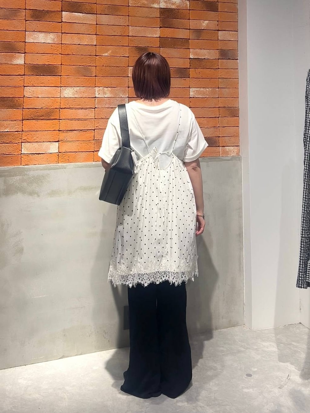 ブラック系のサンダル、ブラック系のその他パンツ、ブラック系のショルダーバッグを着用したレディースの夏コーディネートの3枚目の写真