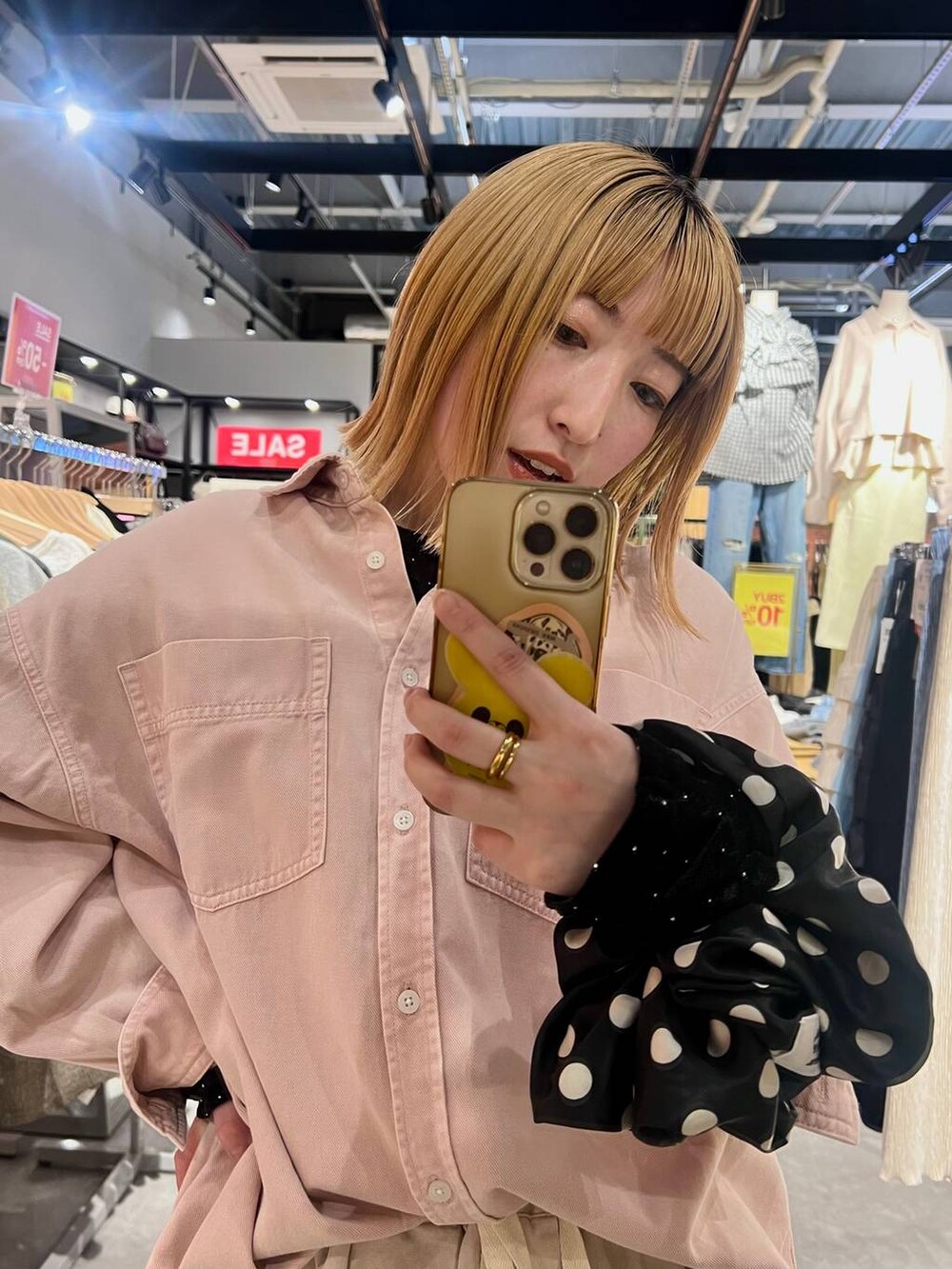 ブラック系のサンダル、ピンク系のデニムパンツ、ブラック系のTシャツ/カットソーを着用したレディースの冬コーディネートの5枚目の写真