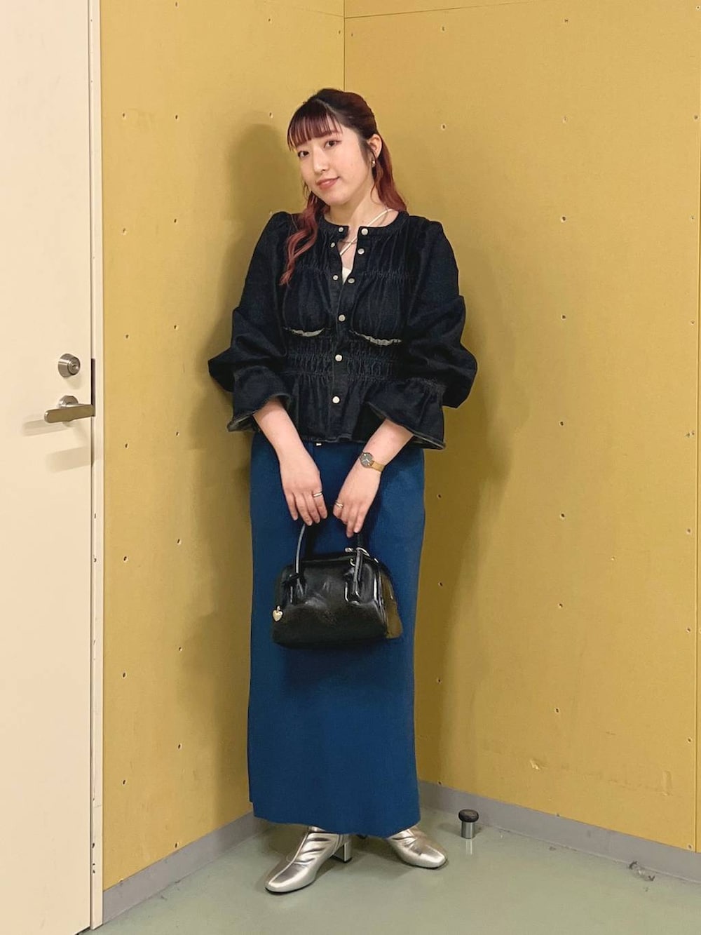 ブルー系のスカート、ブラック系のシャツ/ブラウス、ホワイト系のキャミソールを着用したレディースの秋コーディネートの4枚目の写真