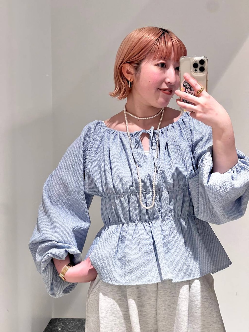 グレー系のスウェットパンツ、ホワイト系のタンクトップ、ブルー系のTシャツ/カットソーを着用したレディースの冬コーディネートの7枚目の写真