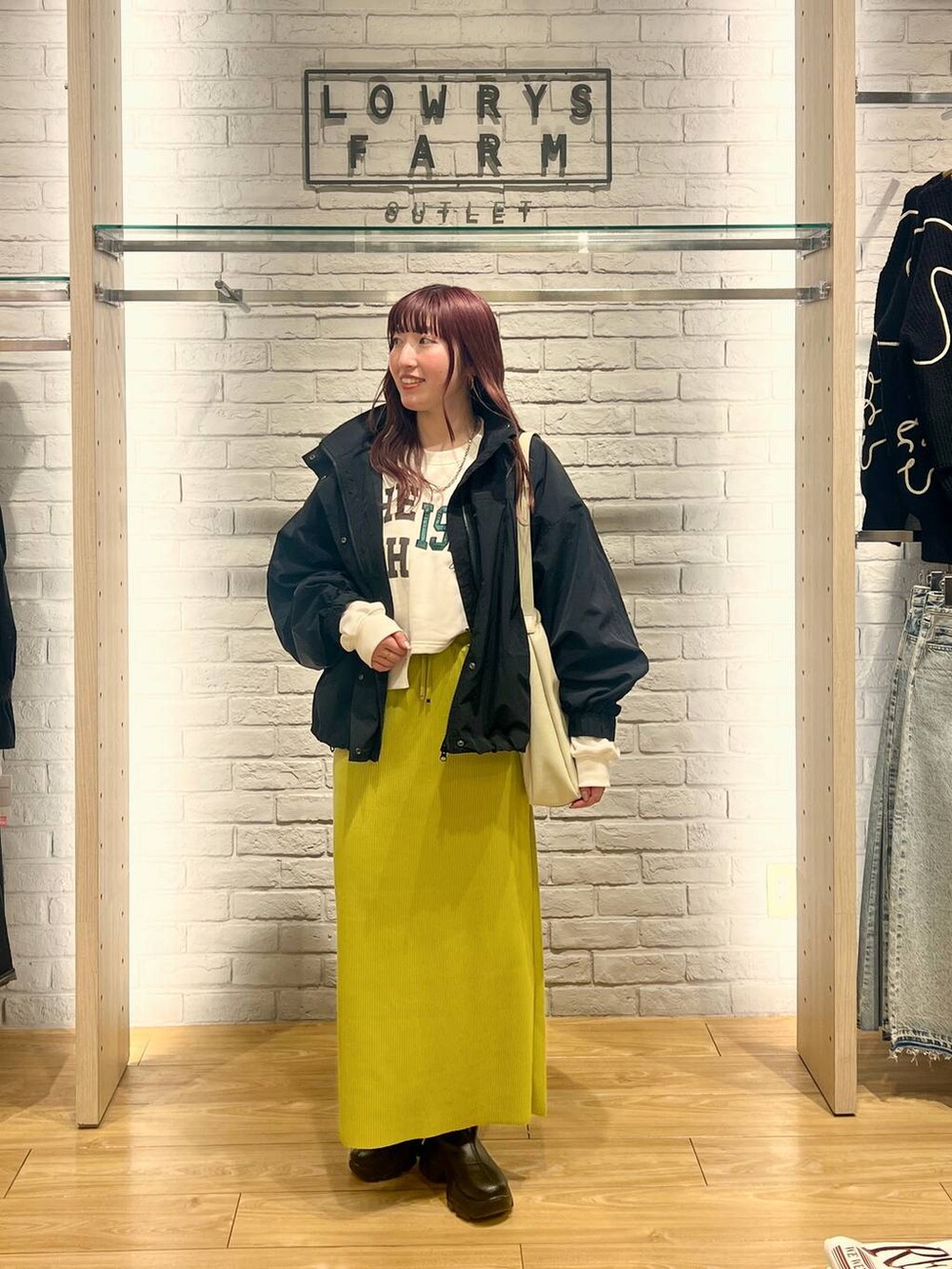 「差し色コーデ、体型カバー、メンズライク、LOWRYS FARM、ローリーズスタイル_LOWRYS FARM、大人女子カジュアル_LOWRYS FARM、大人カジュアル、カジュアルコーデ、春コーデ、軽量、ゆったり、スウェット、スカート、ウォッシャブル、ブーツ」|「LOWRYS FARMのカットリブタイトスカート 103920(スカート、イエロー系)」を使った、kanamiさん(レディース・159cm)の冬コーディネートの5枚目の写真
