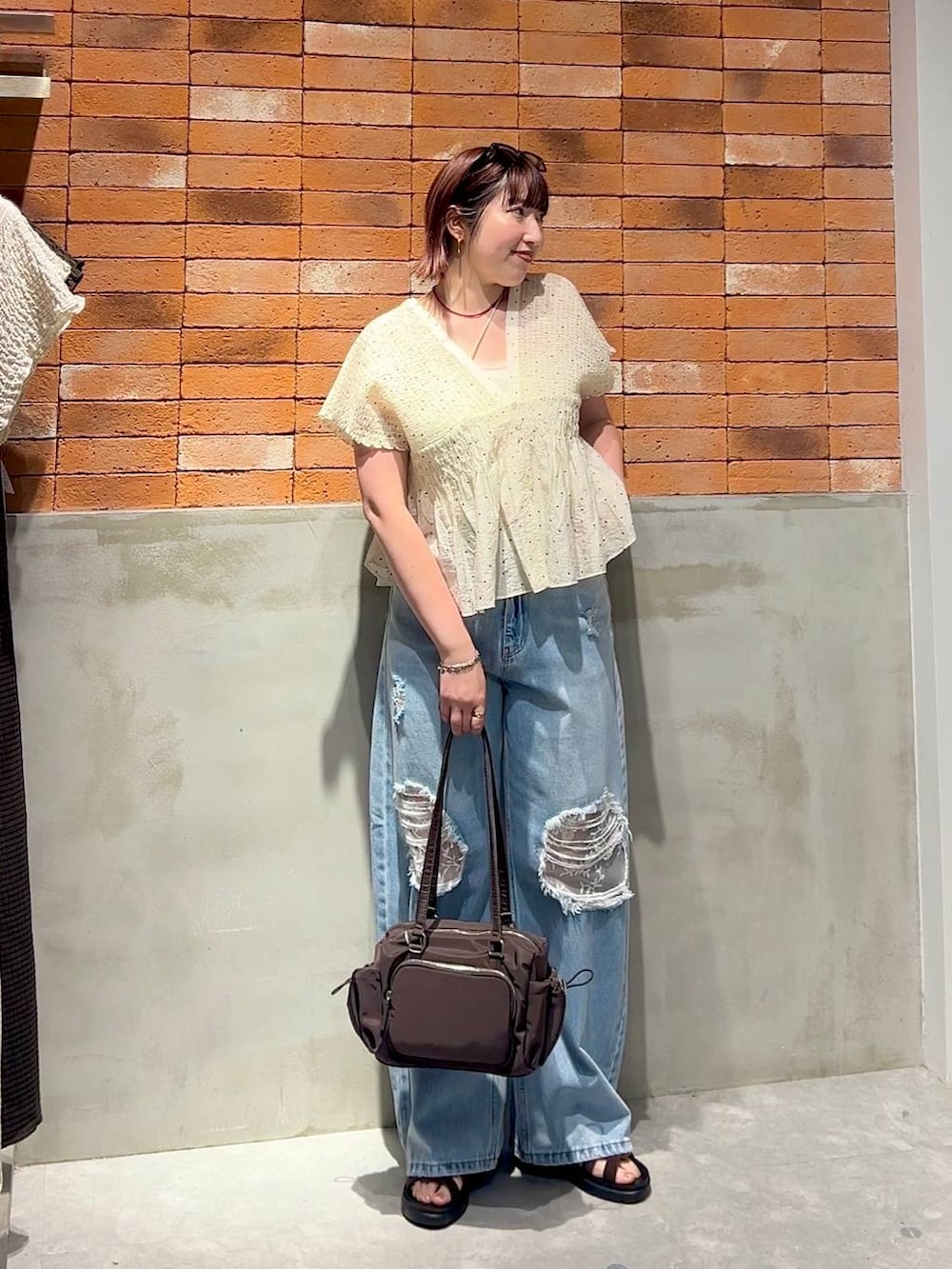 ブルー系のデニムパンツ、ブラウン系のサンダル、その他のシャツ/ブラウスを着用したレディースの夏コーディネートの5枚目の写真