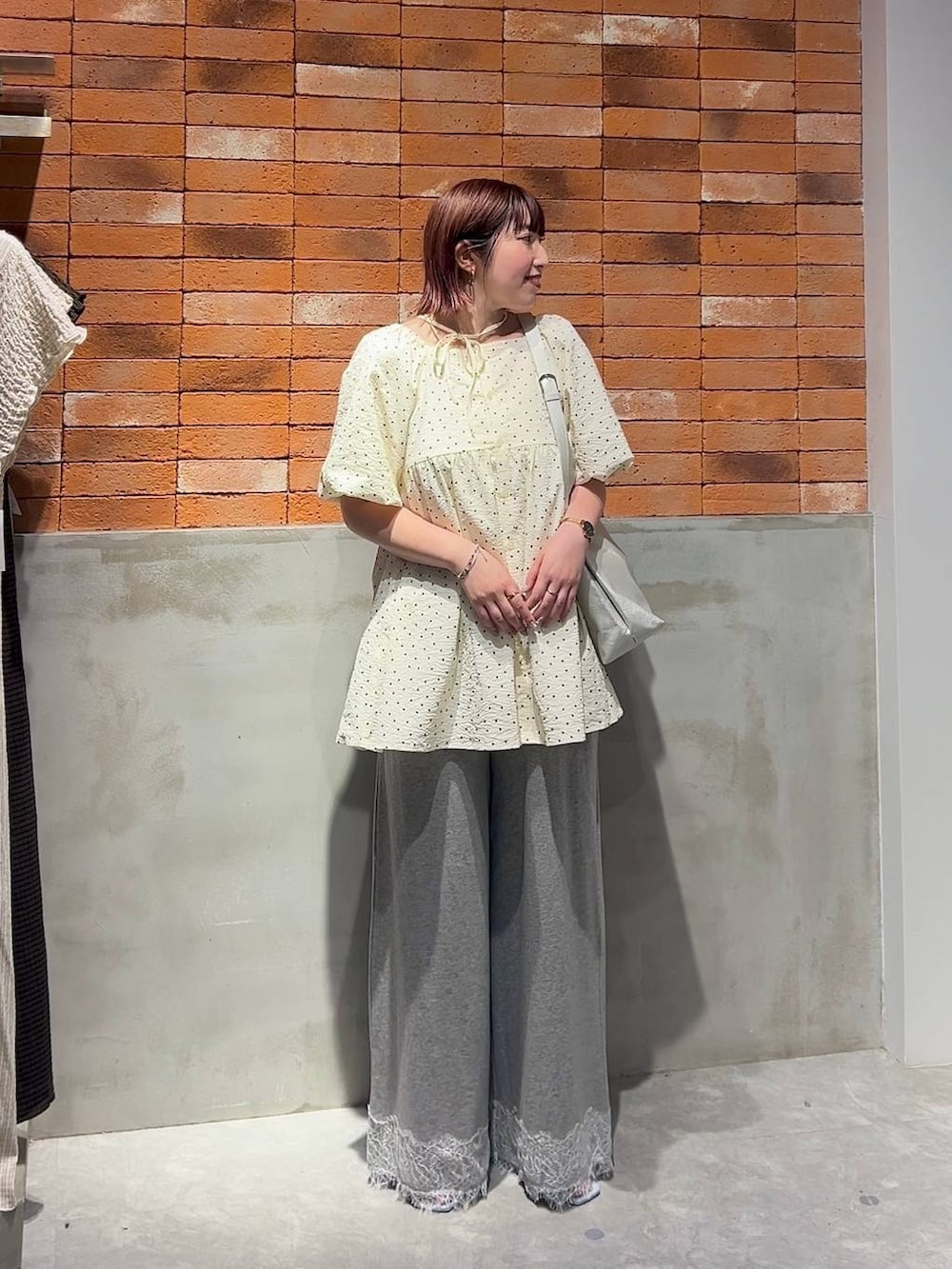 シルバー系のショルダーバッグ、その他のシャツ/ブラウス、ブルー系のサンダルを着用したレディースの夏コーディネートの2枚目の写真
