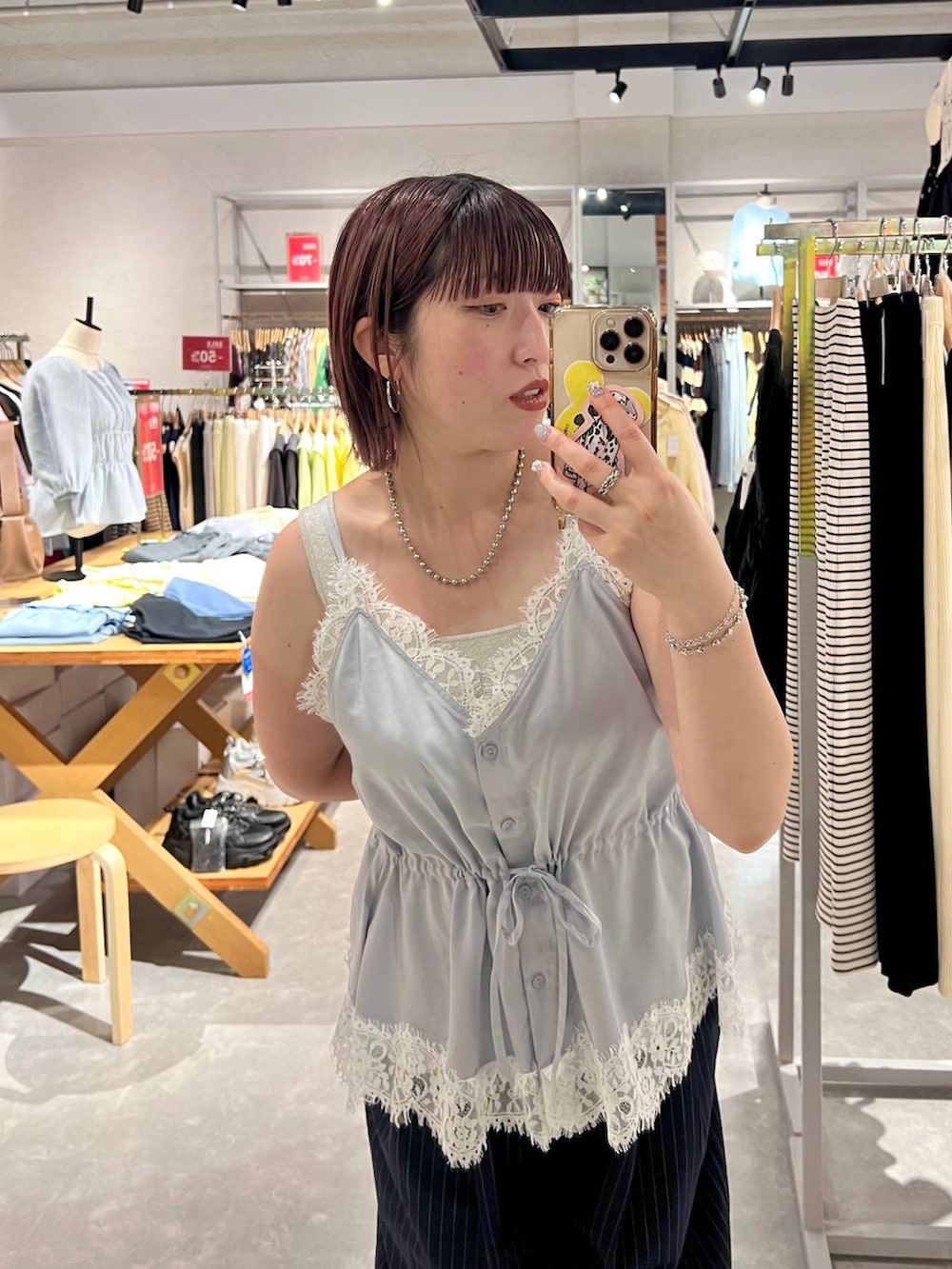 ブルー系のキャミソール、シルバー系のタンクトップ、ブルー系のその他パンツを着用したレディースの夏コーディネートの4枚目の写真