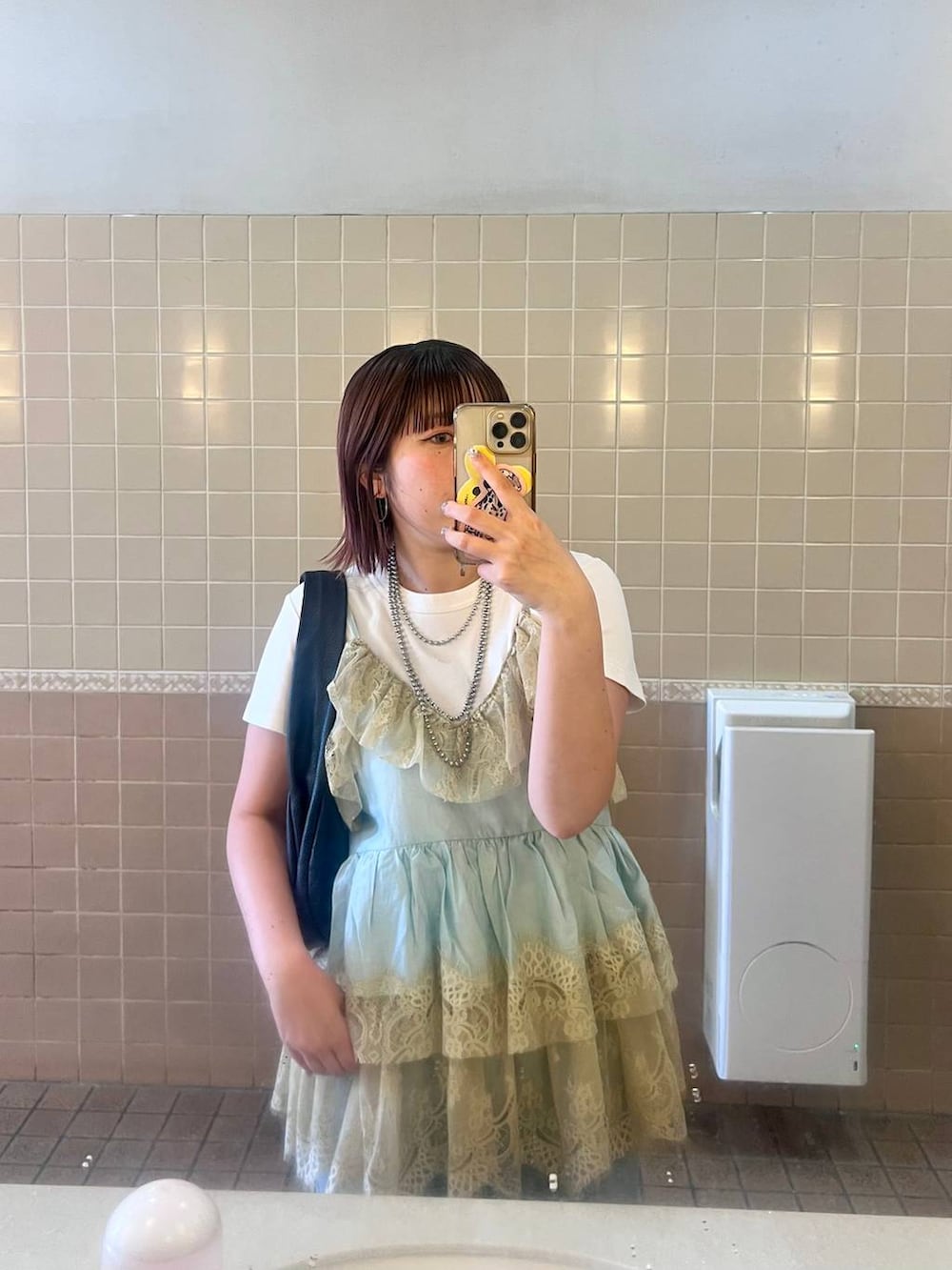 ブルー系のデニムパンツ、ブラック系のサンダル、ブルー系のその他トップスを着用したレディースの夏コーディネートの2枚目の写真