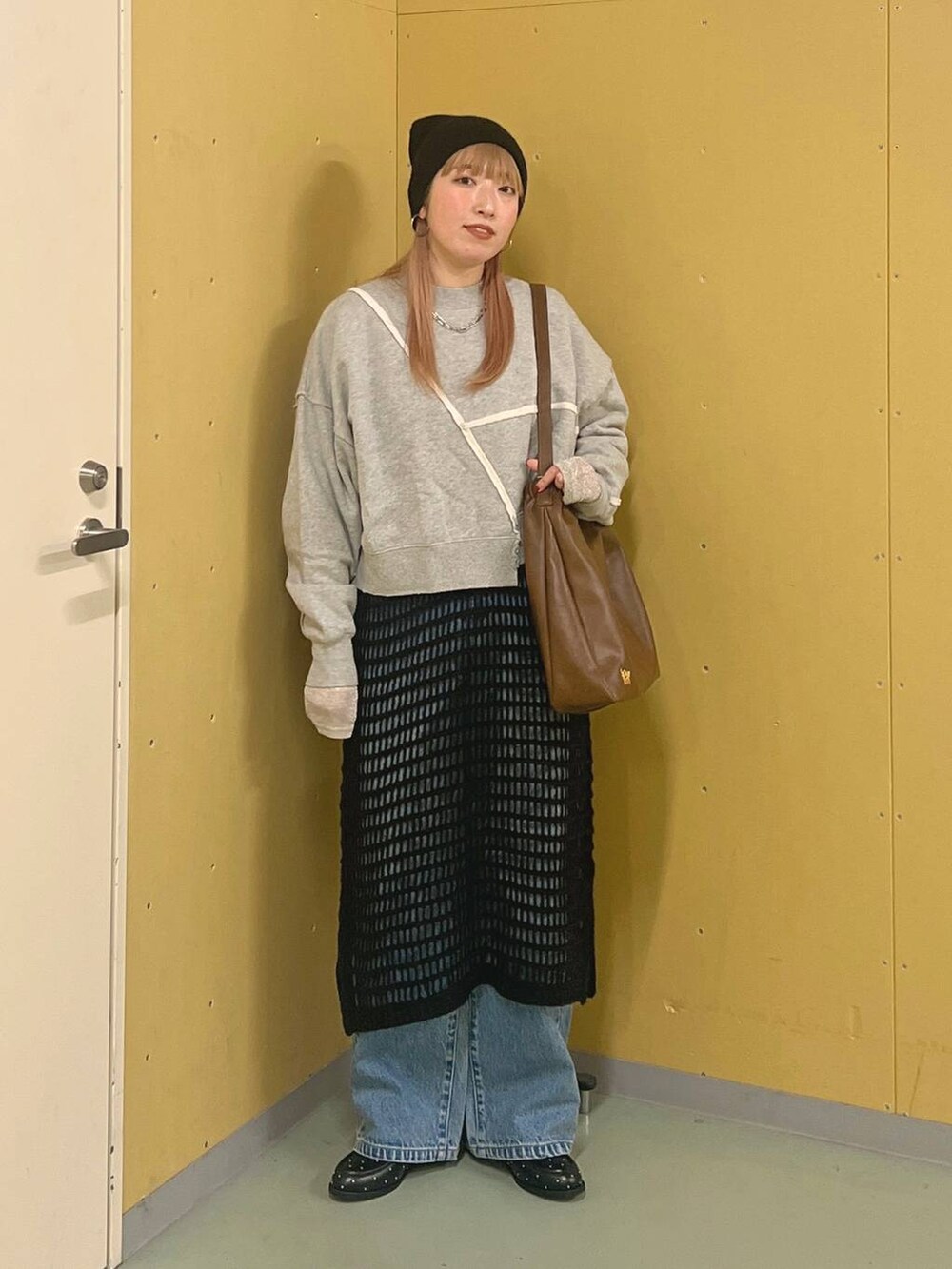 ブラック系のローファー、ブラウン系のショルダーバッグ、ブラック系のワンピースを着用したレディースの冬コーディネートの4枚目の写真