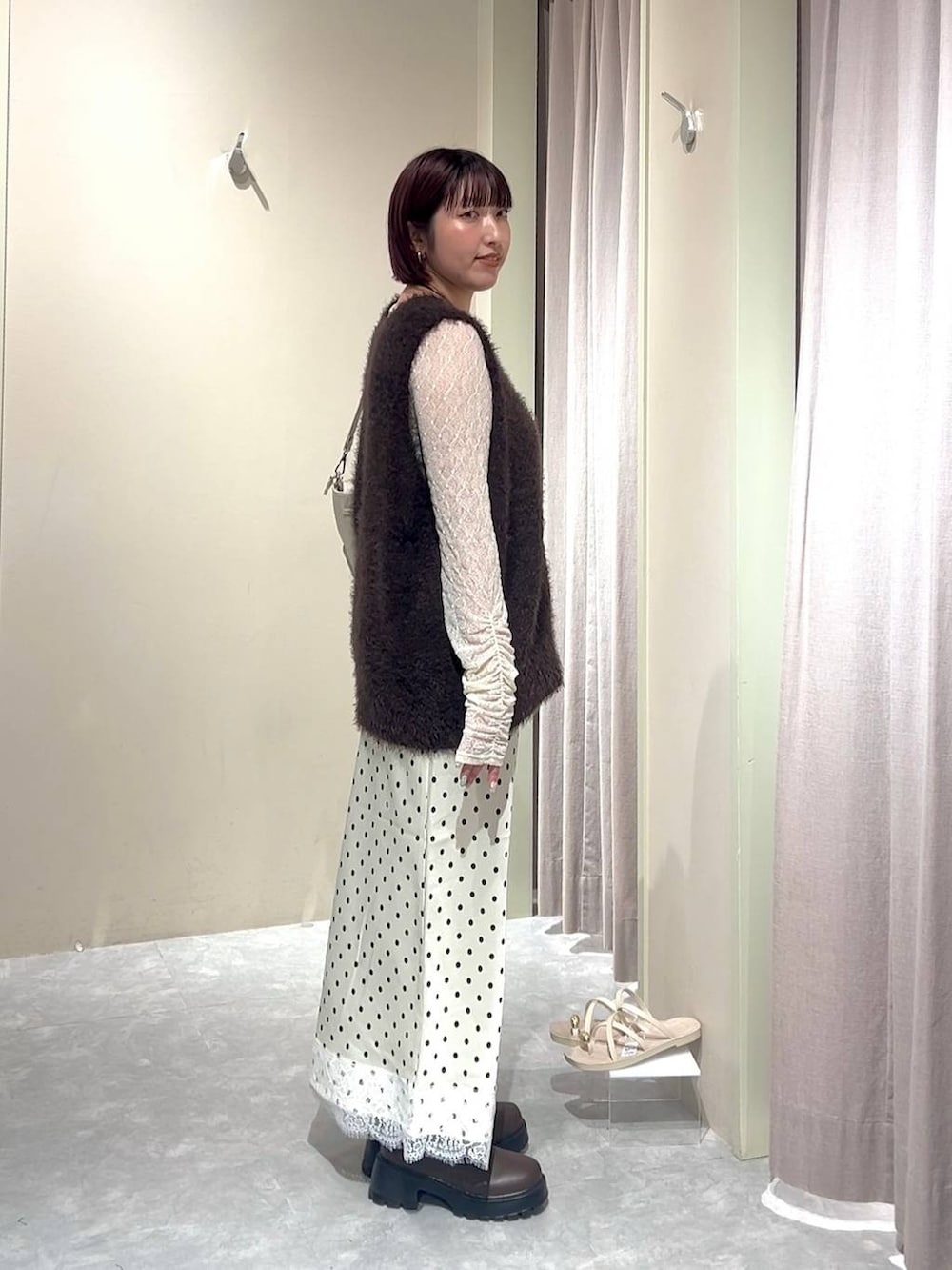 ブラウン系のブーツ、ホワイト系のショルダーバッグ、ホワイト系のTシャツ/カットソーを着用したレディースの秋コーディネートの4枚目の写真