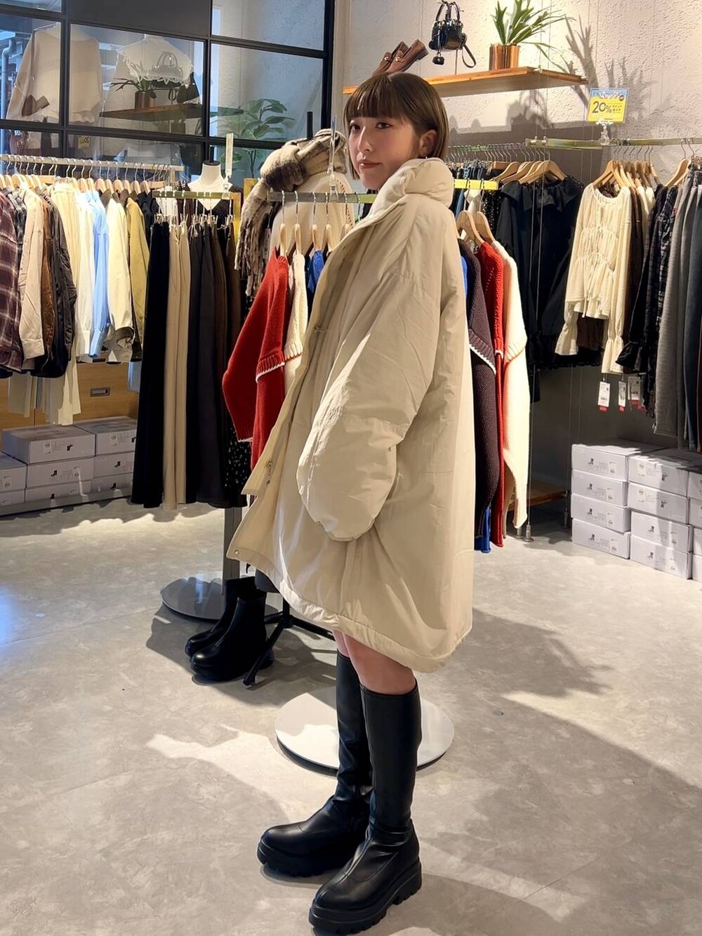 ホワイト系のブルゾン、グレー系のその他パンツ、ブラック系のブーツを着用したレディースの秋コーディネートの4枚目の写真