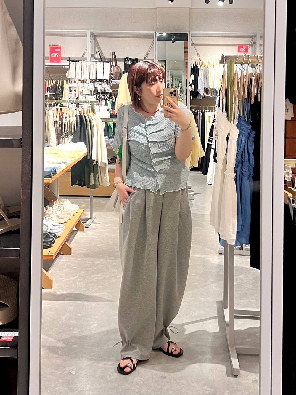 グレー系のスウェットパンツ、ブルー系のカーディガン/ボレロ、シルバー系のショルダーバッグを着用したレディースの夏コーディネートの3枚目の写真