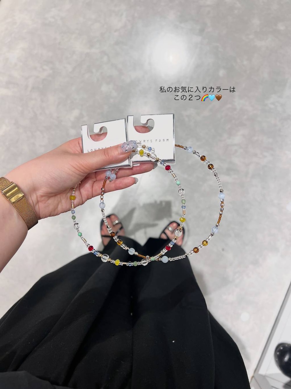 ブラック系のシャツ/ブラウス、ブラック系のその他パンツ、ブラック系のサンダルを着用したレディースの夏コーディネートの2枚目の写真