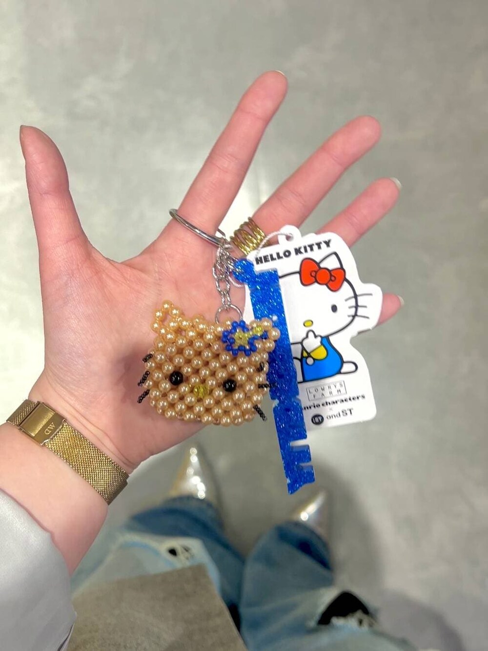 ゴールド系のキーホルダーを着用したレディースの冬コーディネートの2枚目の写真