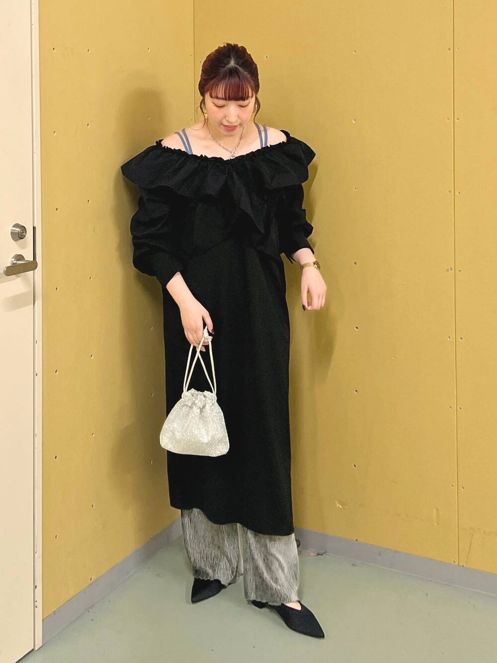 ブラック系のパンプス、ブルー系のTシャツ/カットソー、シルバー系のショルダーバッグを着用したレディースの秋コーディネートの4枚目の写真