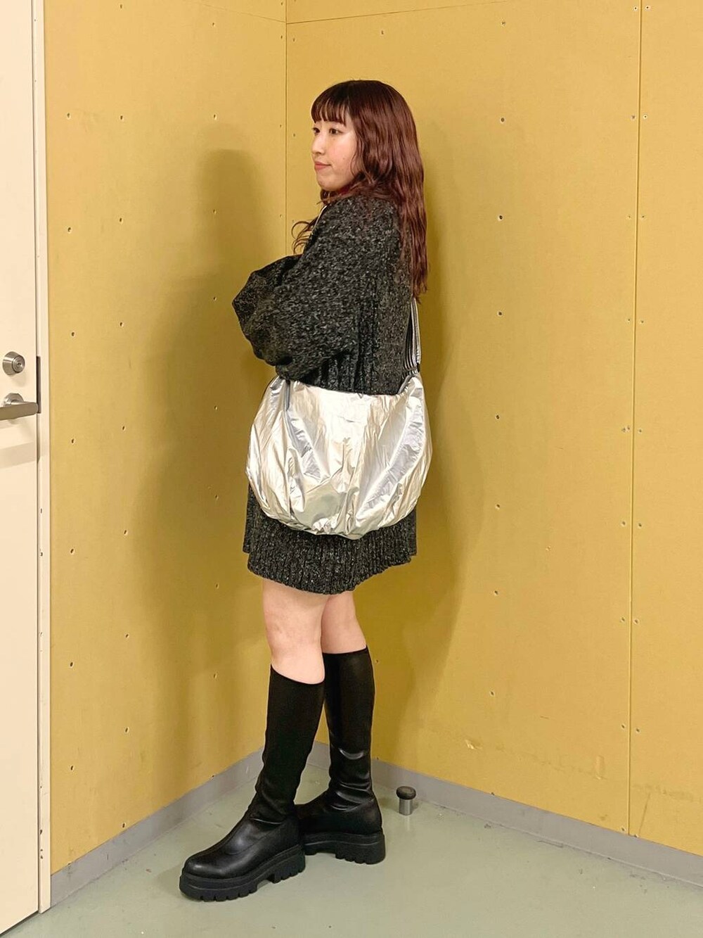 「体型カバー、差し色コーデ、LOWRYS FARM、ローリーズスタイル_LOWRYS FARM、大人女子カジュアル_LOWRYS FARM、大人カジュアル、カジュアルコーデ、デートコーデ、おでかけ、旅行、冬コーデ、秋コーデ、ワンピース、ニット、ゆったり」|「LOWRYS FARMのカラータートルニットLS 116685(ニット/セーター、レッド系)」を使った、kanamiさん(レディース・159cm)の冬コーディネートの2枚目の写真