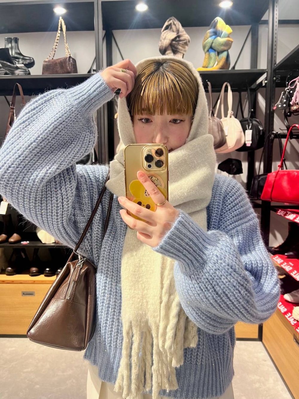 ホワイト系のその他パンツ、ブラック系のパンプス、ブラウン系のボストンバッグを着用したレディースの冬コーディネートの7枚目の写真